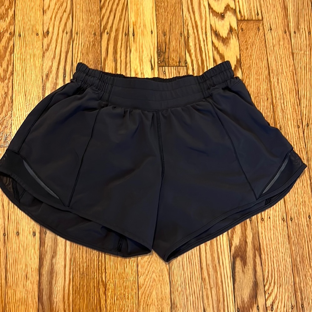 Lululemon women’s size 6 Hotty Hot LR Short 4" Lined (LW7ARLT) BLACK